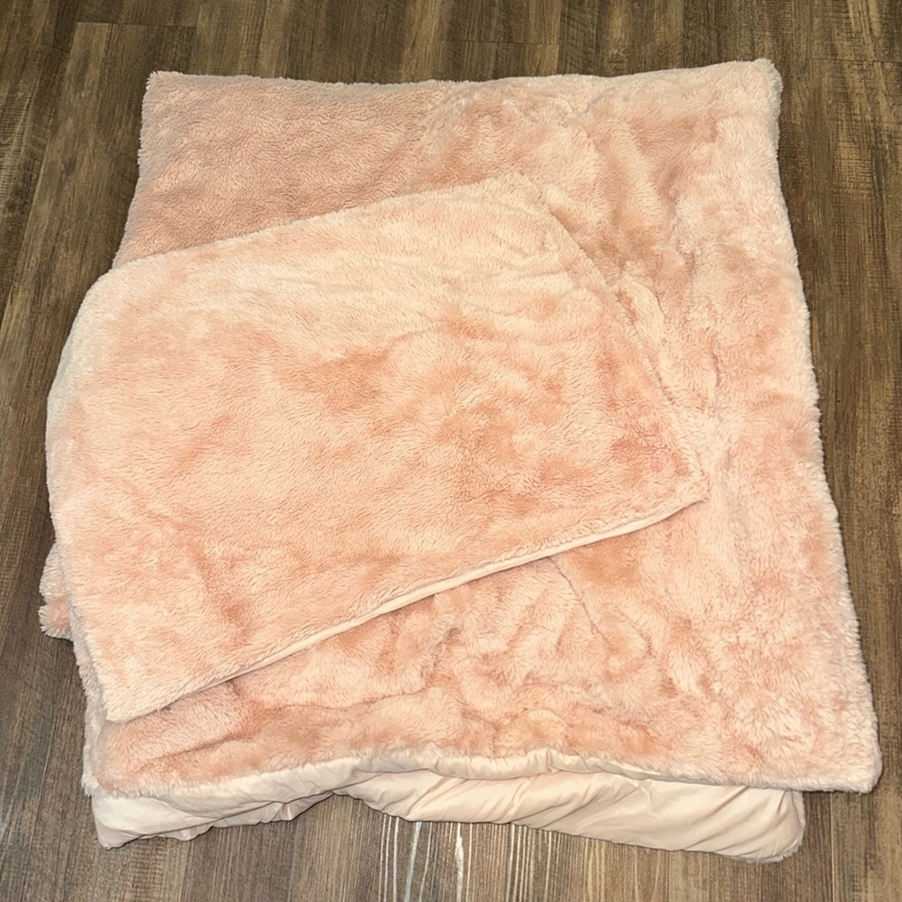 Shaggy Faux Fur Comforter Set with Sham Blush in color‎ Size Twin EUC